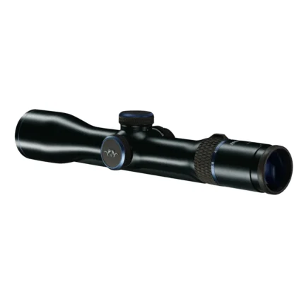 Strelni daljnogled blaser b1 2,8-20x50_ic slikan iz strani, da se vidi okular.
